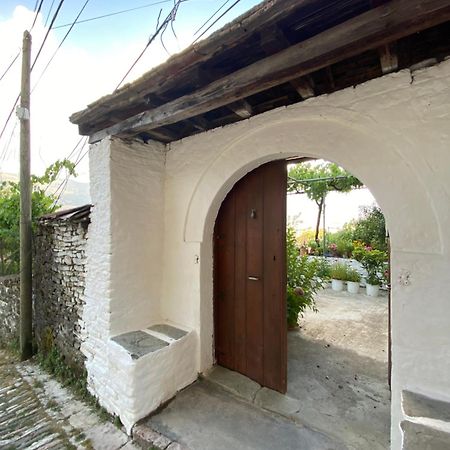 Stonetale Garden Guesthouse Gjirokastër Buitenkant foto