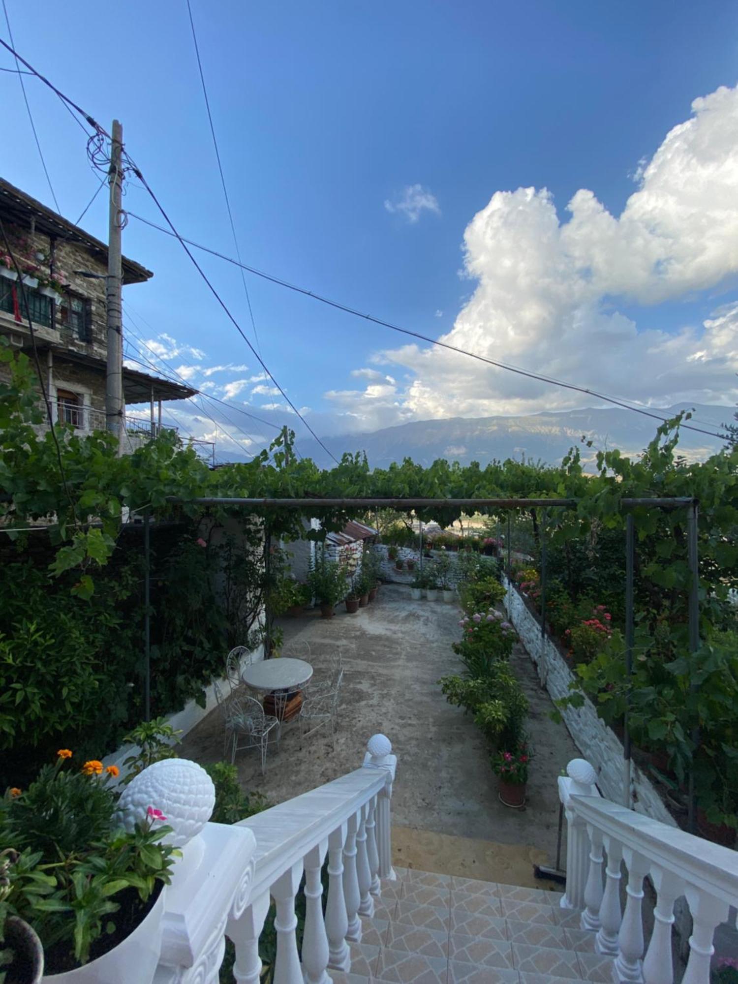 Stonetale Garden Guesthouse Gjirokastër Buitenkant foto