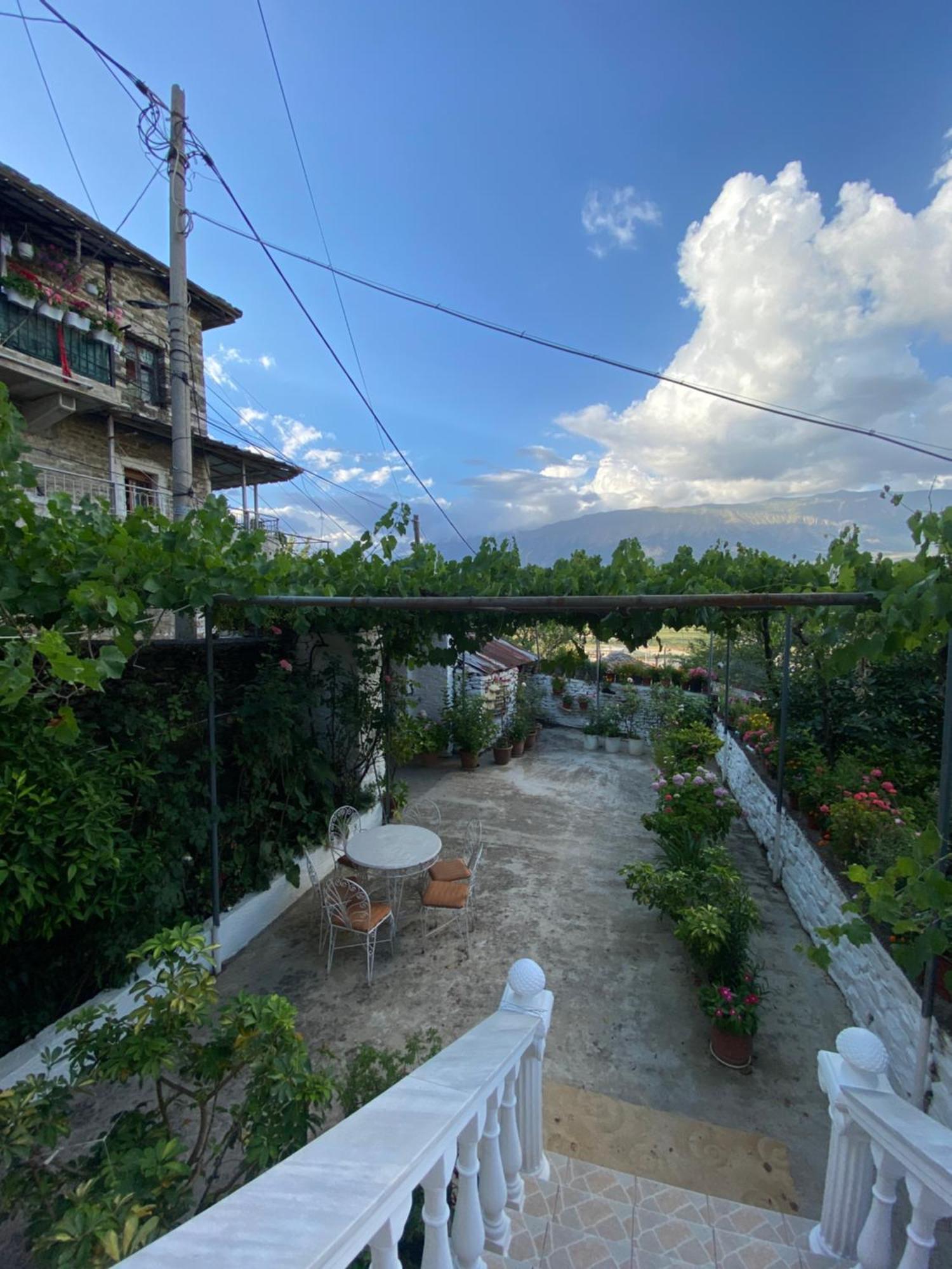 Stonetale Garden Guesthouse Gjirokastër Buitenkant foto