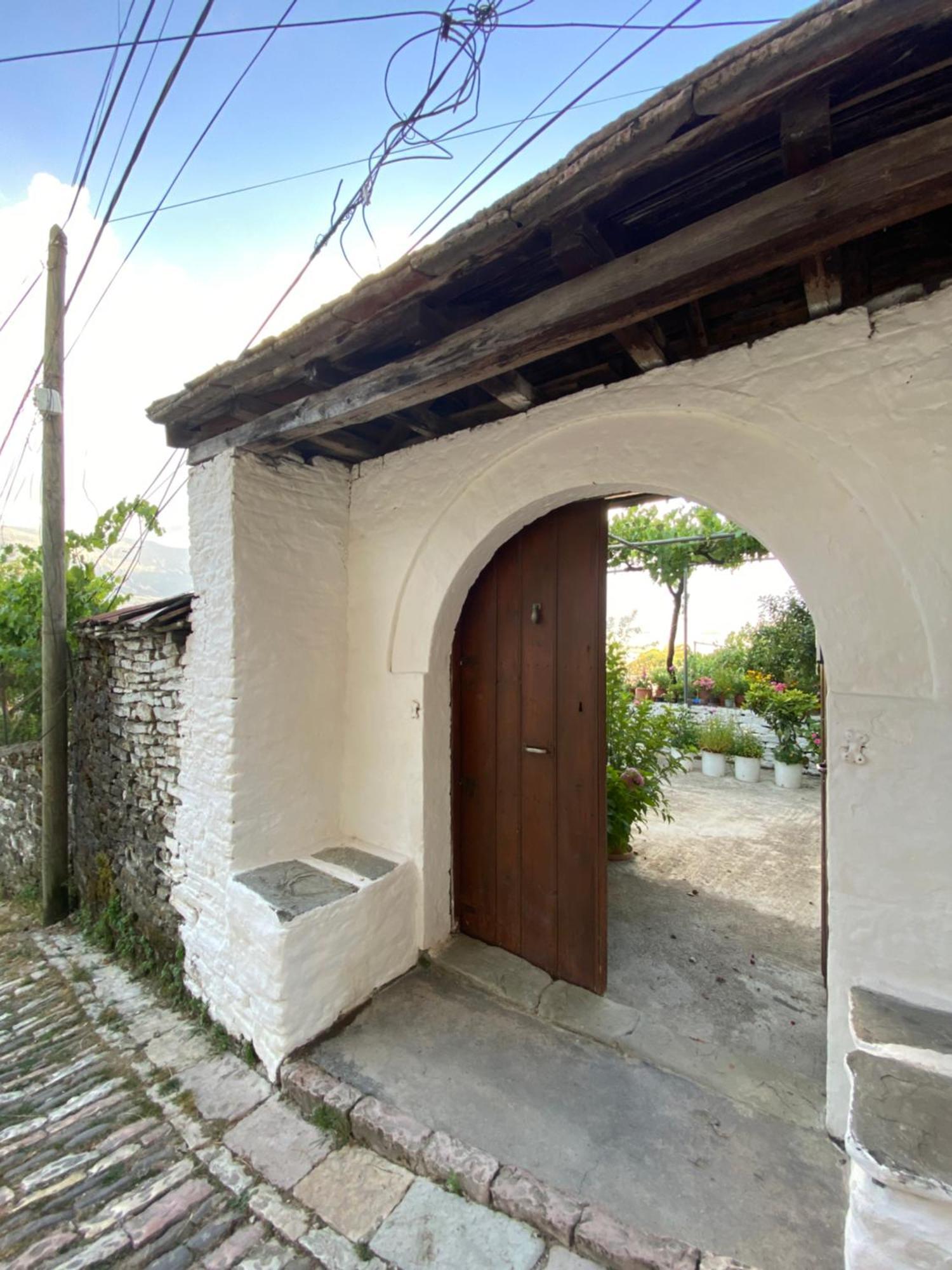 Stonetale Garden Guesthouse Gjirokastër Buitenkant foto
